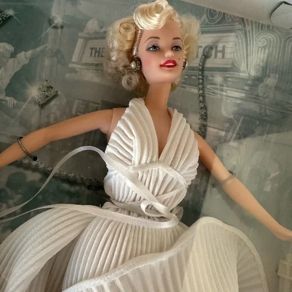 NIB Collectors Edition Marilyn Monroe Barbie The Seven Year Itch - Picture 2 of 4